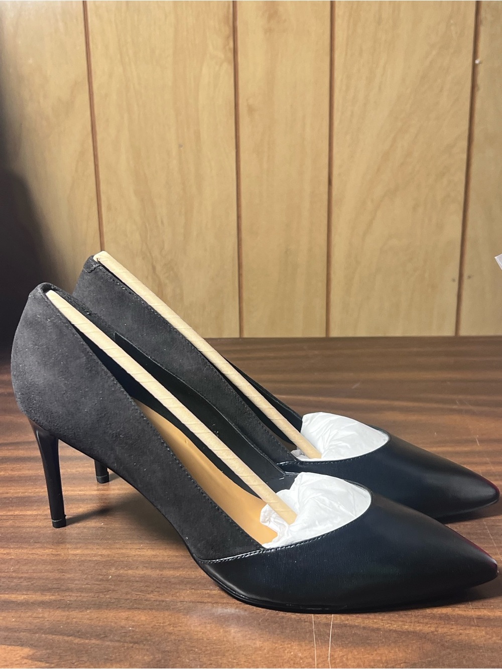 Women's Black Pointed-Toe Mid Heel Pumps - Picture 3 of 8